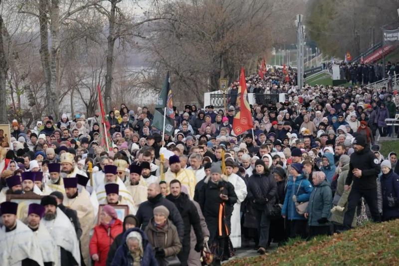 Губернатор Вячеслав Федорищев принял участие в крестном ходе в Самаре