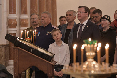 Дмитрий Азаров поздравил православных христиан с Пасхой