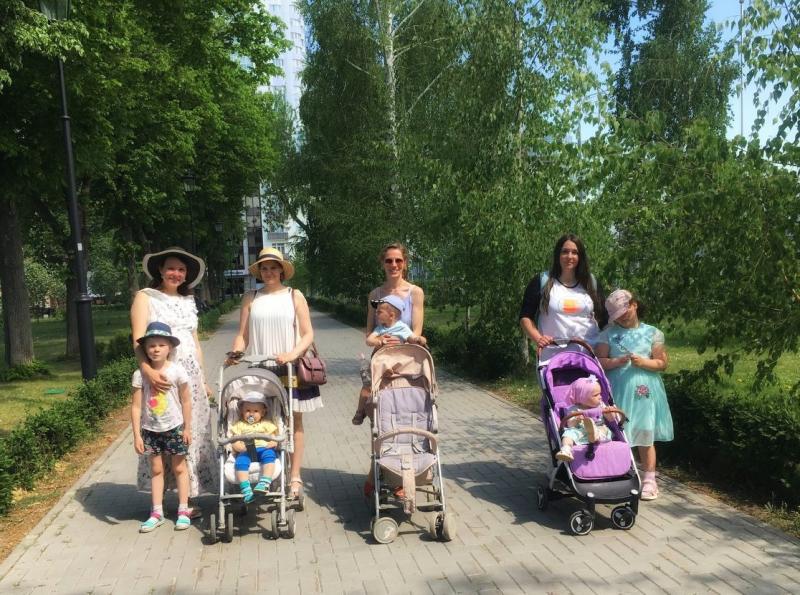 Социальный контракт помог жительнице Волжского района организовать экскурсии для молодых мам 