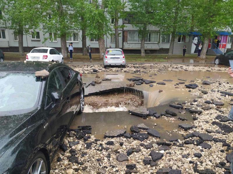 По парковке раскидало асфальт: в Тольятти на Ленинском проспекте забил мощный фонтан