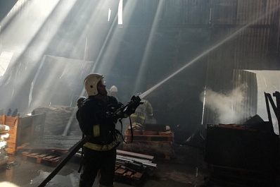 В Сызрани почти 60 человек тушили пожар на территории "Нефтемаша"