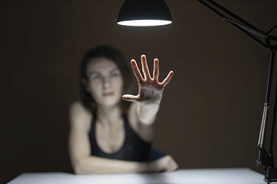 Психолог рассказала, к чему может привести синдром отложенной жизни