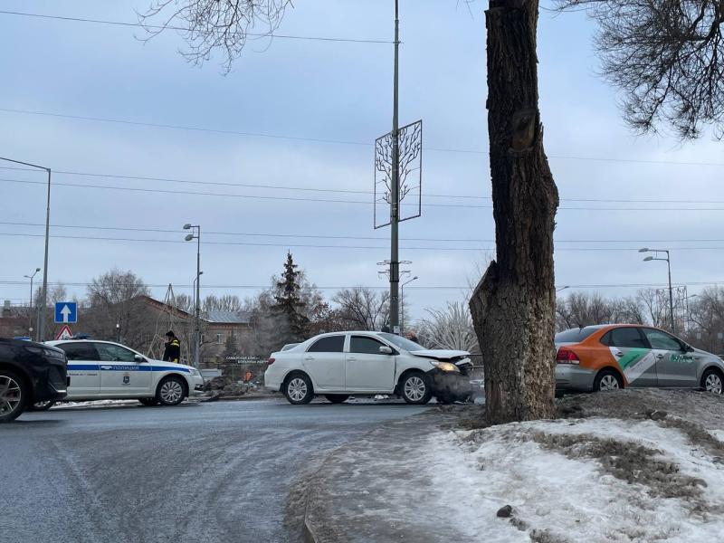 В Самаре у университета на ул. Ново-Садовой столкнулись две иномарки