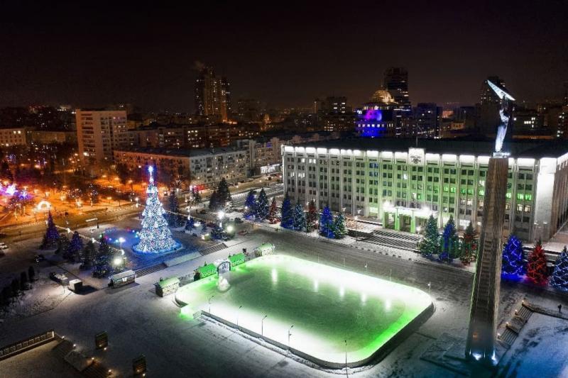 В Самаре на площади Славы открылся ледовый каток