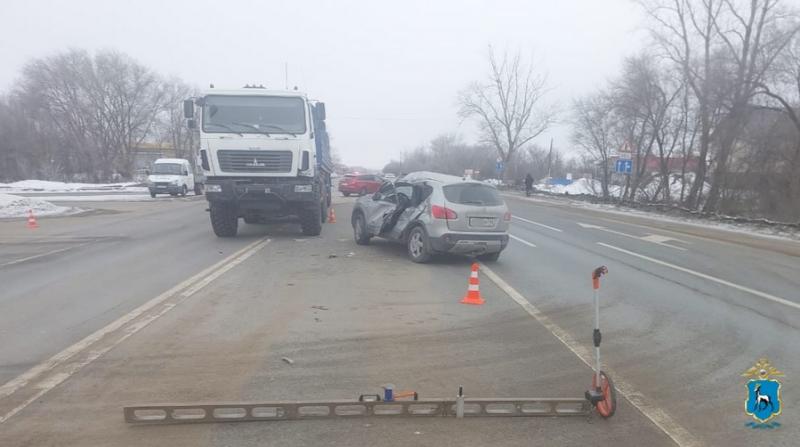 В Самарской области женщина на иномарке попала под грузовик
