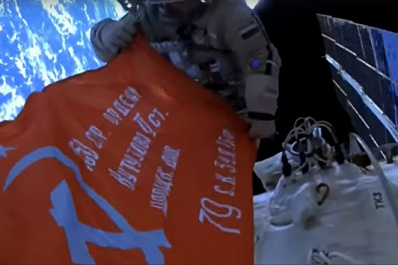 Российские космонавты развернули копию Знамени Победы в открытом космосе