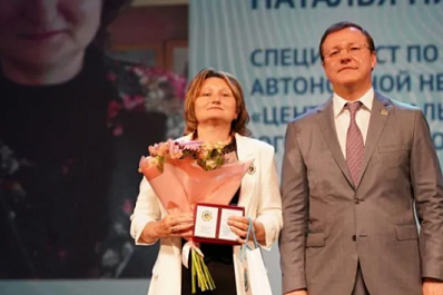 Их называют ангелами-хранителями: Дмитрий Азаров поздравил работников социальной сферы с профессиональным праздником