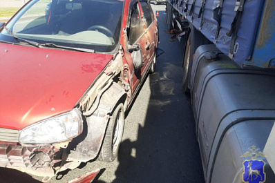 На Московском шоссе в Самаре фура "притерла" легковушку