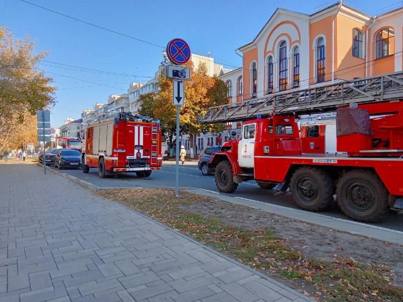 В Самаре пожарные расчеты стянулись к поликлинике на Молодогвардейской