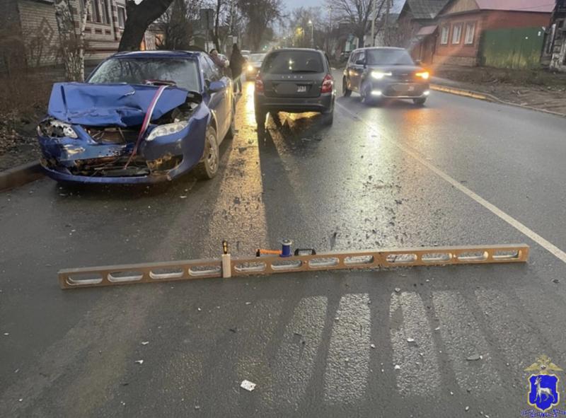 В Кировском районе Самары 2 человека пострадали при столкновении "Ниссана" и "Весты"