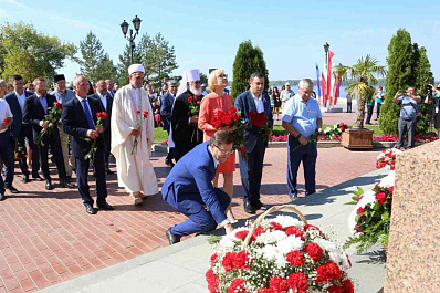 Самарцы возложили цветы к памятнику основателя города Григория Засекина