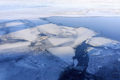 В Самарской области спасли провалившегося под лед рыбака