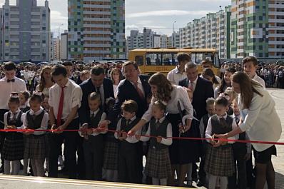 Дмитрий Азаров принял участие в открытии школы в Южном городе