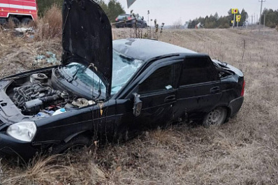 В Самарской области на трассе "Приора" вылетела с дороги в поле