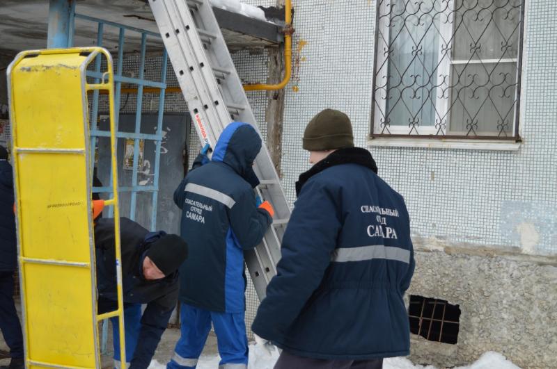 В Самаре мужчина выпал из окна 5-го этажа и выжил