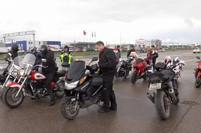 Самарские байкеры вместе с сотрудниками Госавтоинспекции провели акцию "Смотри в зеркала"