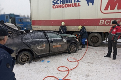 В Самарской области срезали крышу такси, которое влетело в фуру с едой