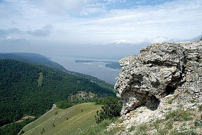 Волонтеры Самарской области убрали мусор и установили лавочки в Жигулёвском заповеднике