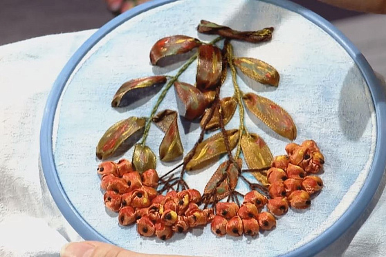 Вышиваем рябину лентами. Ручная работа