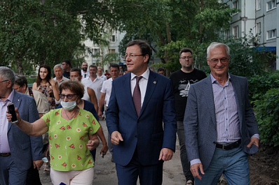 Дмитрий Азаров вместе с жителями проконтролировал ход ремонта дворов в Тольятти