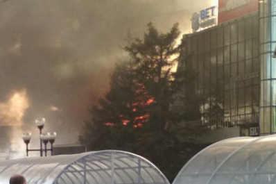 В центре Самары полыхает здание ресторанного комплекса