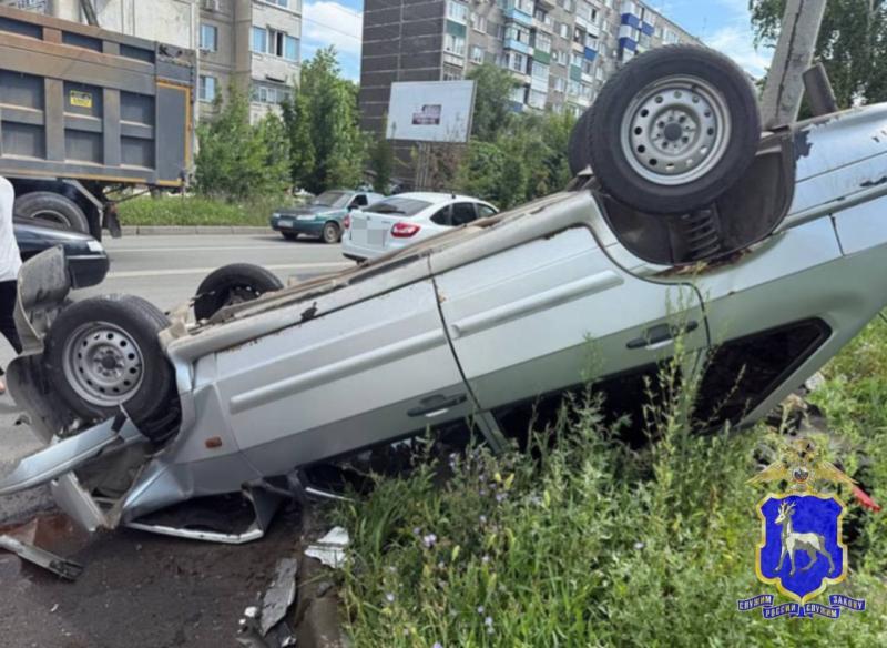 В Самарской области на трассе большегруз врезался в попутный Land Rover