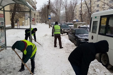 Коммунальные службы Самары продолжают расчищать улицы в круглосуточном режиме