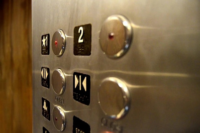 Специалист опровергла известные способы спасения в падающем лифте 