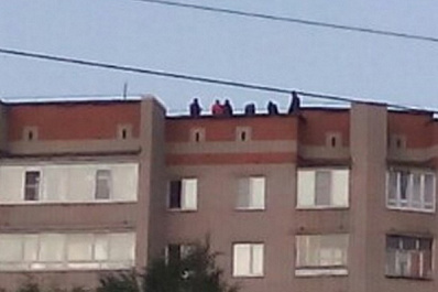 В Самаре на крыше дома заметили компанию молодых людей