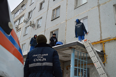 В Самаре мужчина выпал из окна 5-го этажа и выжил