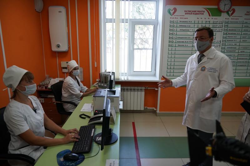 С заботой о юных жителях региона: Дмитрий Азаров оценил возможности детской поликлиники на Мехзаводе