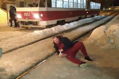 Видео: в Самаре пьяный мужчина ради забавы лёг головой на трамвайные пути