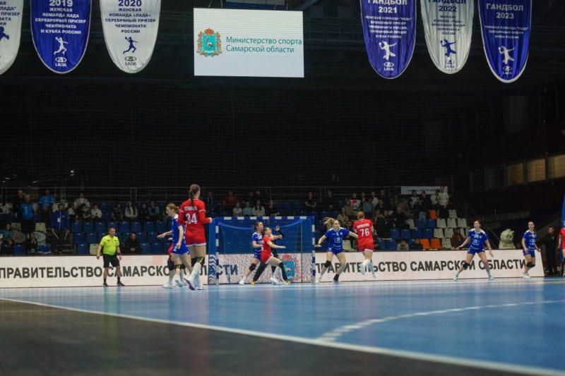 Теряют шансы: гандбольная "Лада" дома уступила "Астраханочке"