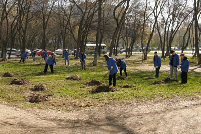 В Самаре добровольцы убрали мусор и листву в сквере Экономистов