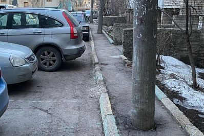 Отбойники для пешеходов: в центре Самары столбы поставили посреди узкого тротуара