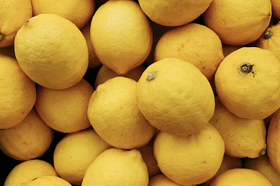 Гастроэнтеролог Вялов предупредил, что любовь к лимонам может довести до рака
