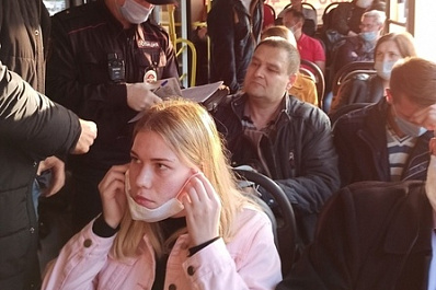 Самарцев начали штрафовать за нарушение масочного режима в транспорте
