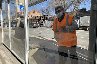В Самаре приступили к очистке остановок и восстановлению урн