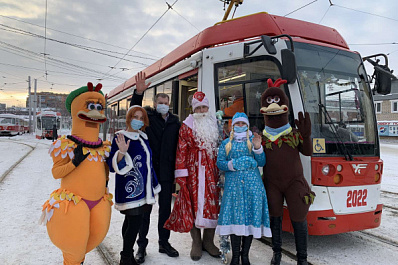 В Самаре начал ездить трамвай с Дедом Морозом и Снегурочкой