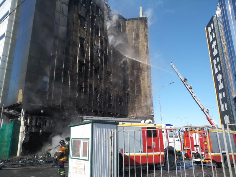 В Самаре загорелся фасад здания ТЦ "Скала"