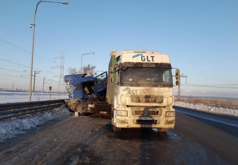 На трассе М5 в Жигулевске столкнулись два большегруза