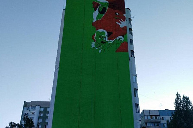 Граффити матча ЧМ-2018 Россия - Испания рисуют на фасаде дома в Самаре