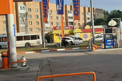 "Еле избежали взрыва": в Самаре водитель врезался в АЗС и погиб