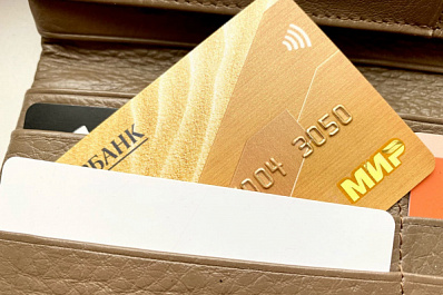 В Госдуме предложили убрать комиссию за банковские операции с картами "МИР"