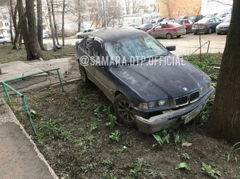 "Вот это парковка": в Самаре водитель у дома влетел на газон