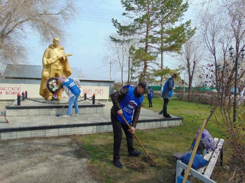 Волонтеры и активисты "Единой России" приводят в порядок мемориалы и памятные места Самарской области 