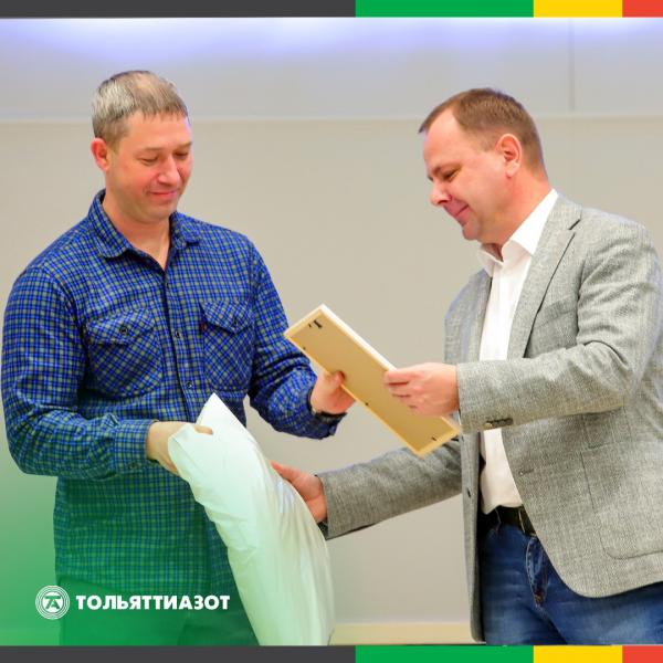 Генеральный директор Анатолий Шаблинский лично поздравил коллег с солидным стажем работы на Тольяттиазоте