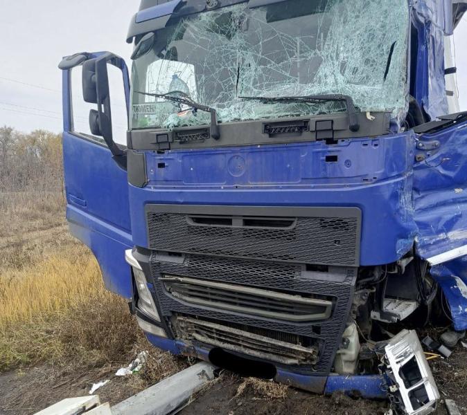 В Самарской области 18 октября столкнулись грузовики КамАЗ и "Вольво"