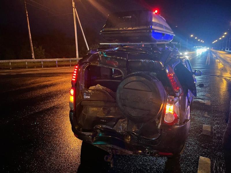 На трассе в Самарской области большегруз на светофоре протаранил Largus