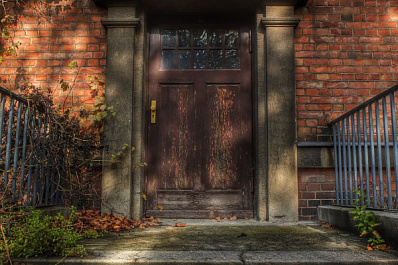 Тольяттинцы продолжают парковаться в подъездах жилых домов